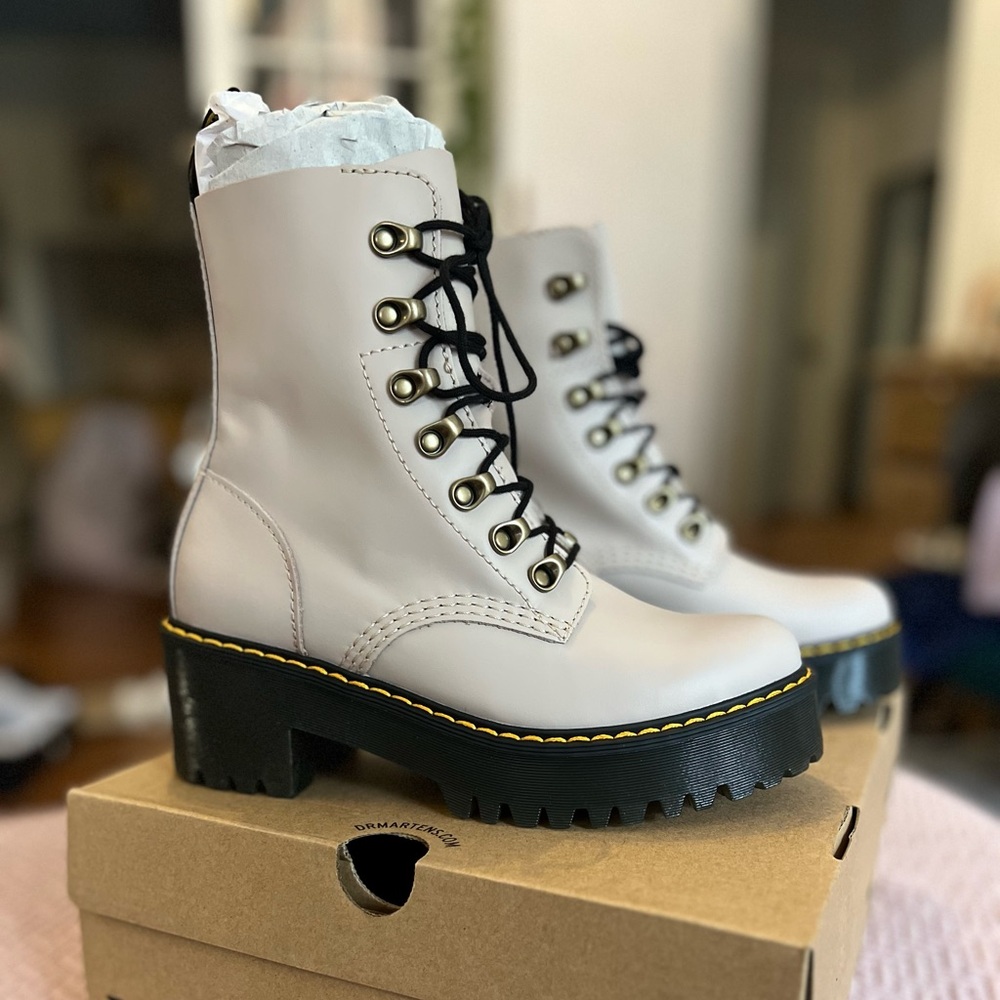 Dr. Martens Leona Boots NWT